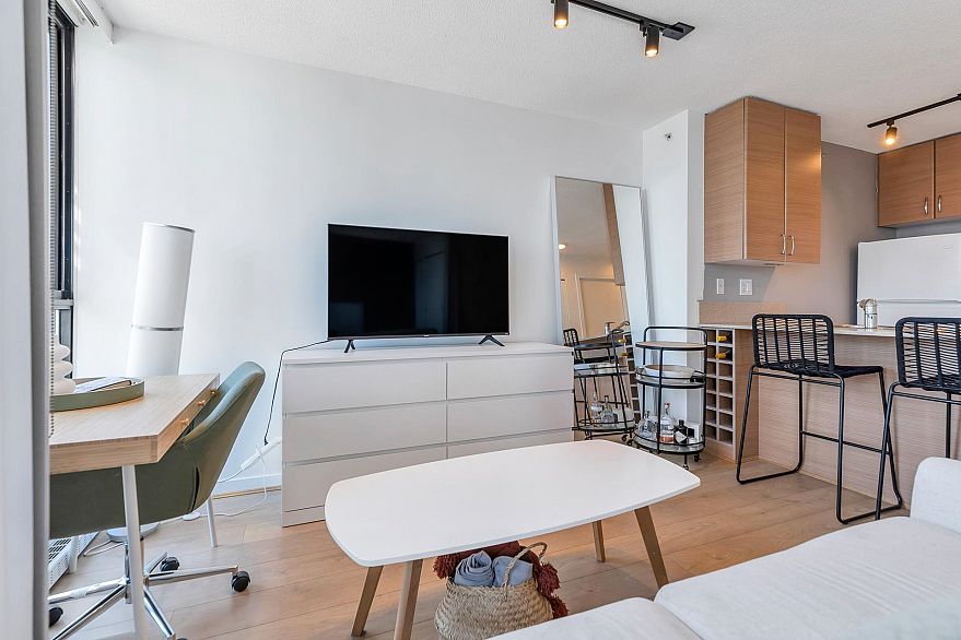 2003 909 Mainland Street