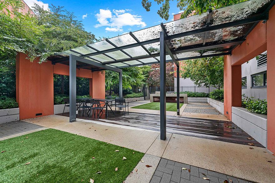 208 3456 Commercial Street