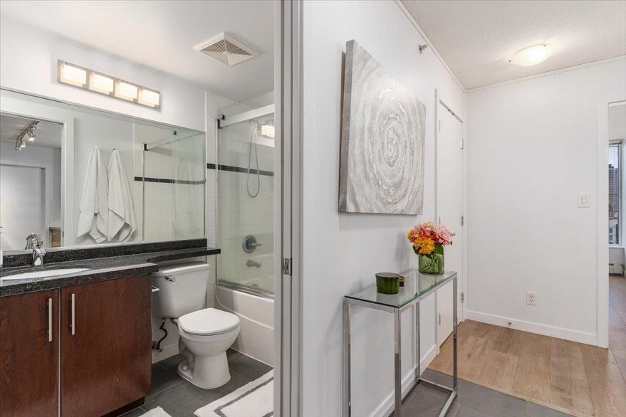 1805 58 Keefer Place