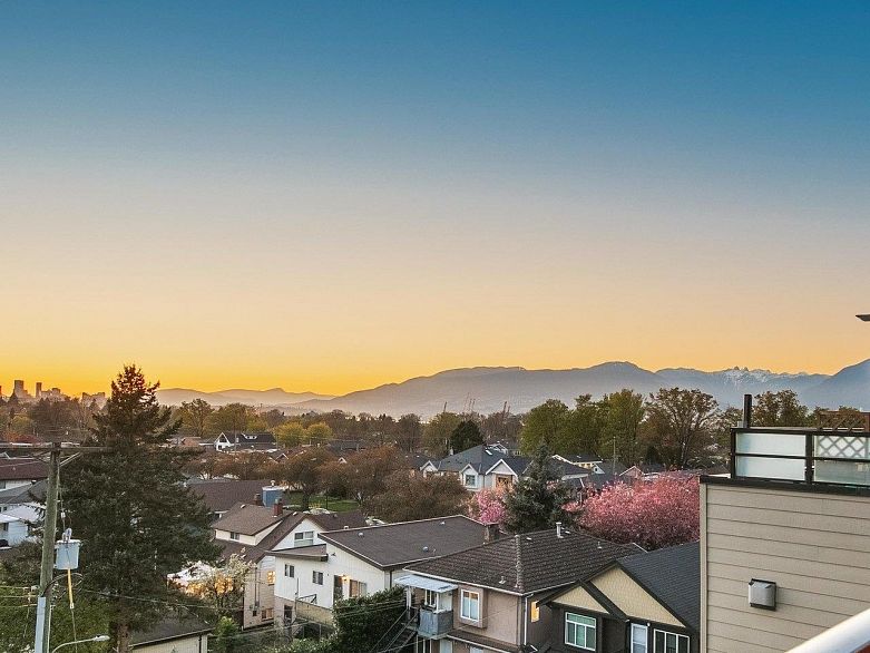 PH5 2889 E 1st Avenue