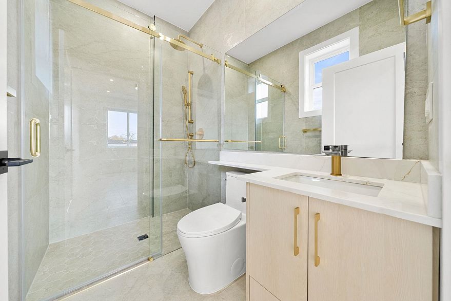 1 3274 E 44th Avenue