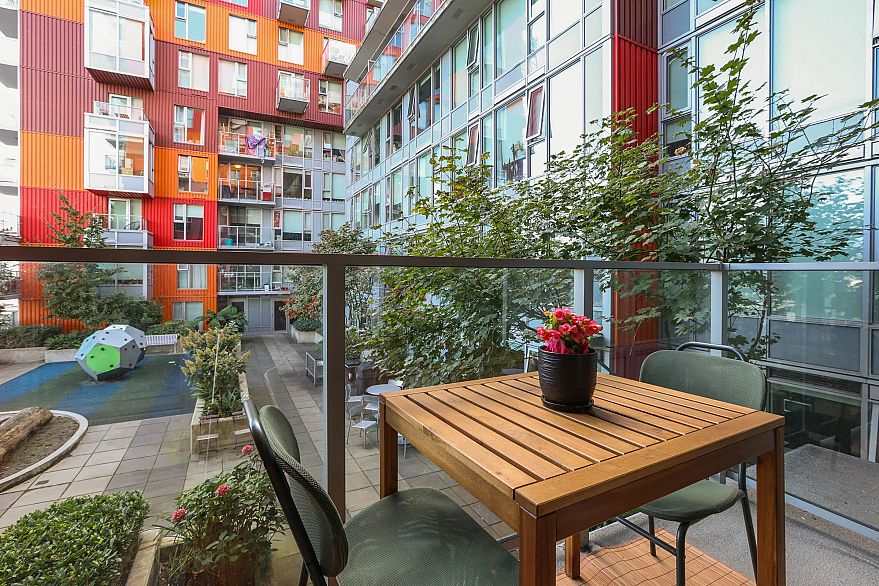 305 933 E Hastings Street