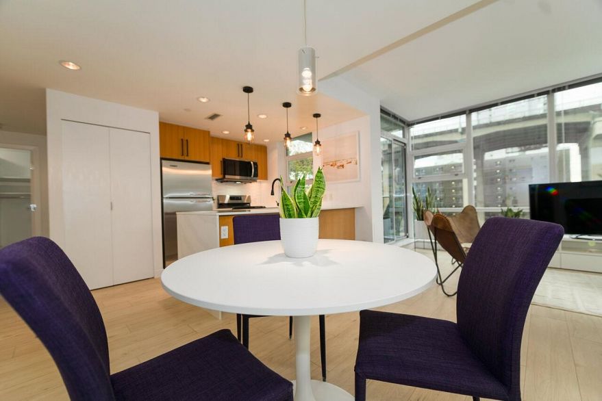 305 638 Beach Crescent