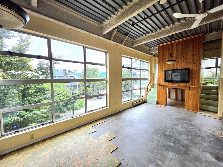 201 272 E 4th Avenue