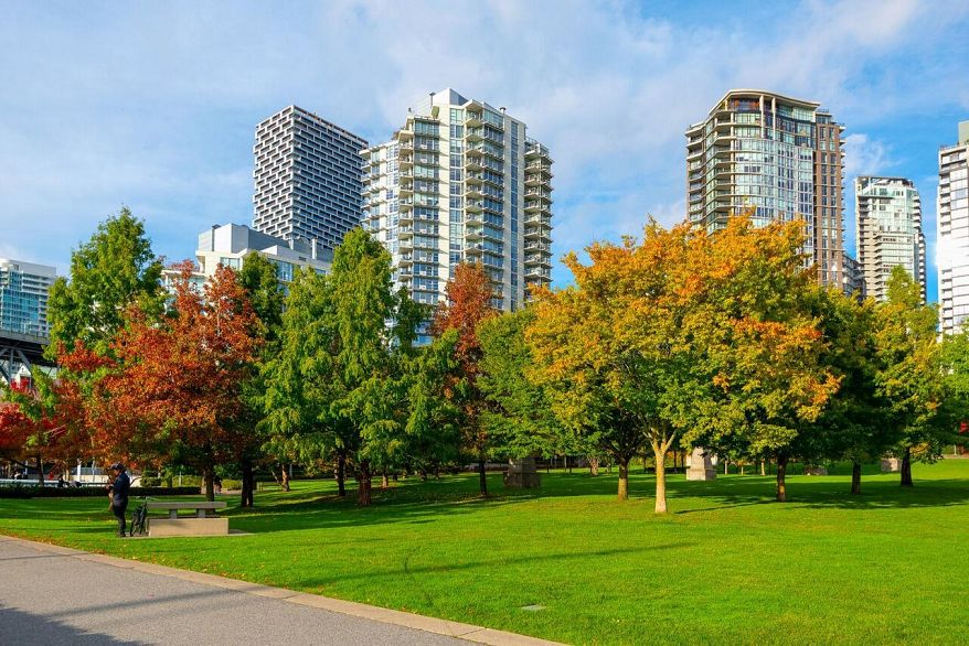 305 638 Beach Crescent