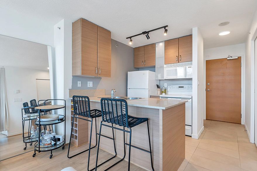 2003 909 Mainland Street