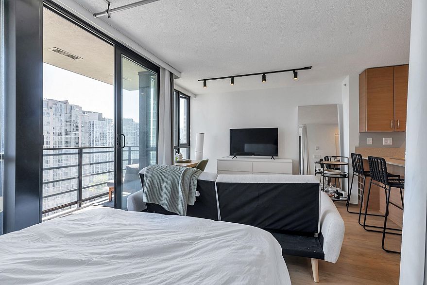 2003 909 Mainland Street