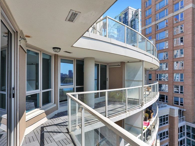 802 1318 Homer Street