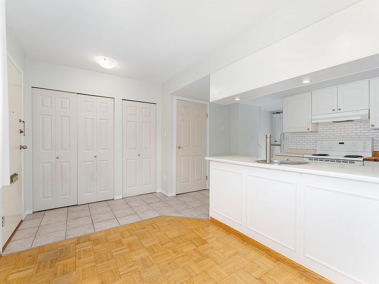 5 3554 E 49th Avenue