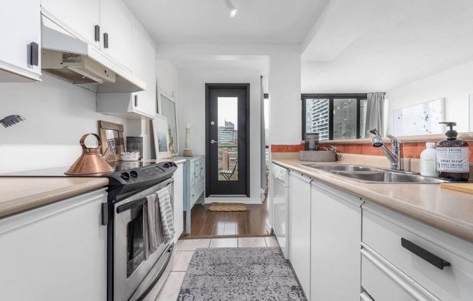 1705 907 BEACH AVENUE, Vancouver BC V6G 1Y3