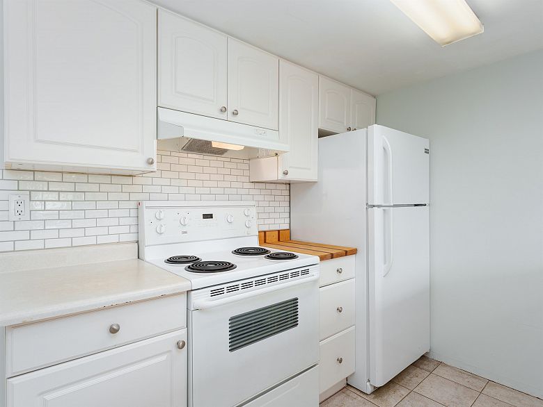 5 3554 E 49th Avenue