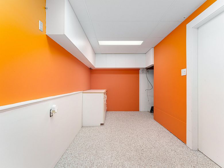 5 3554 E 49th Avenue