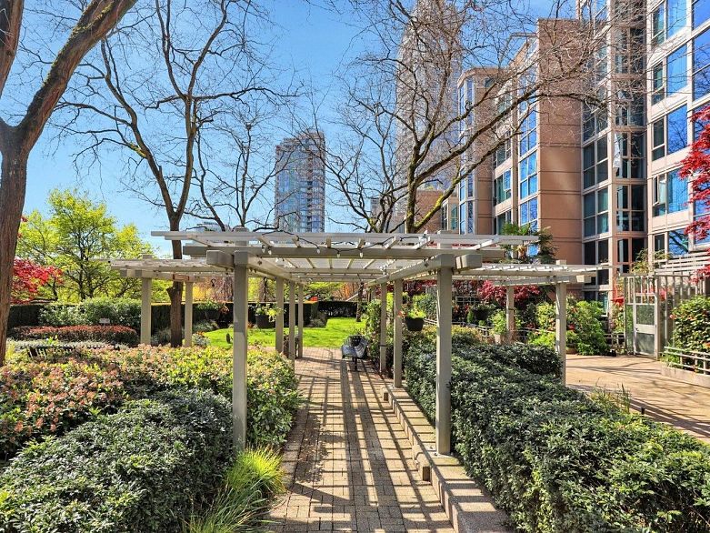 802 1318 Homer Street