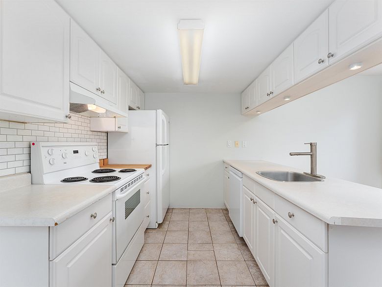 5 3554 E 49th Avenue