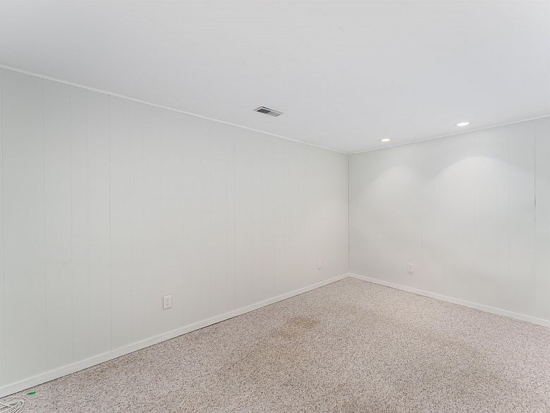 5 3554 E 49th Avenue