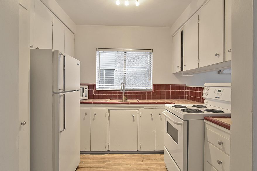 2B 1540 HARO STREET, Vancouver BC V6G 1G6