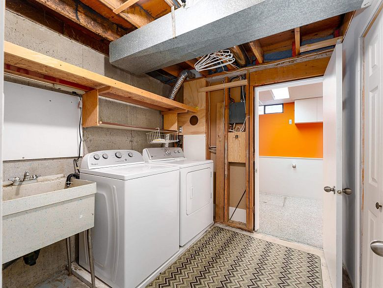 5 3554 E 49th Avenue