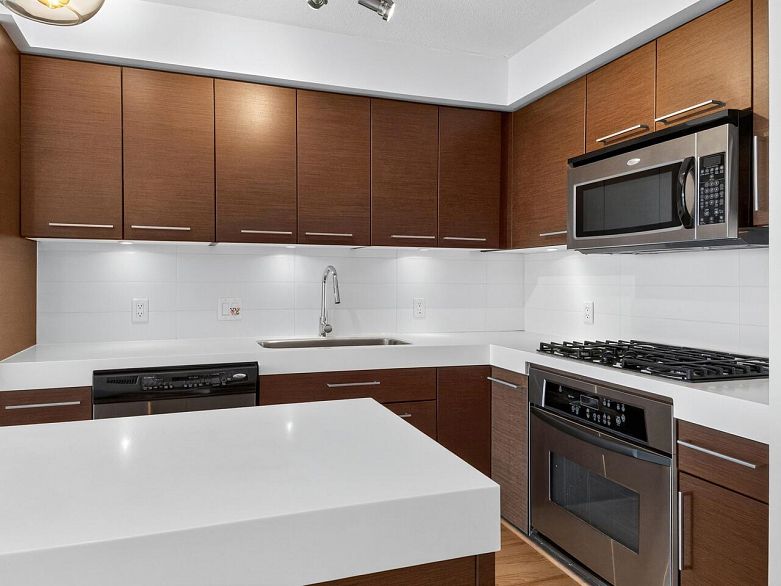 1007 2770 Sophia Street