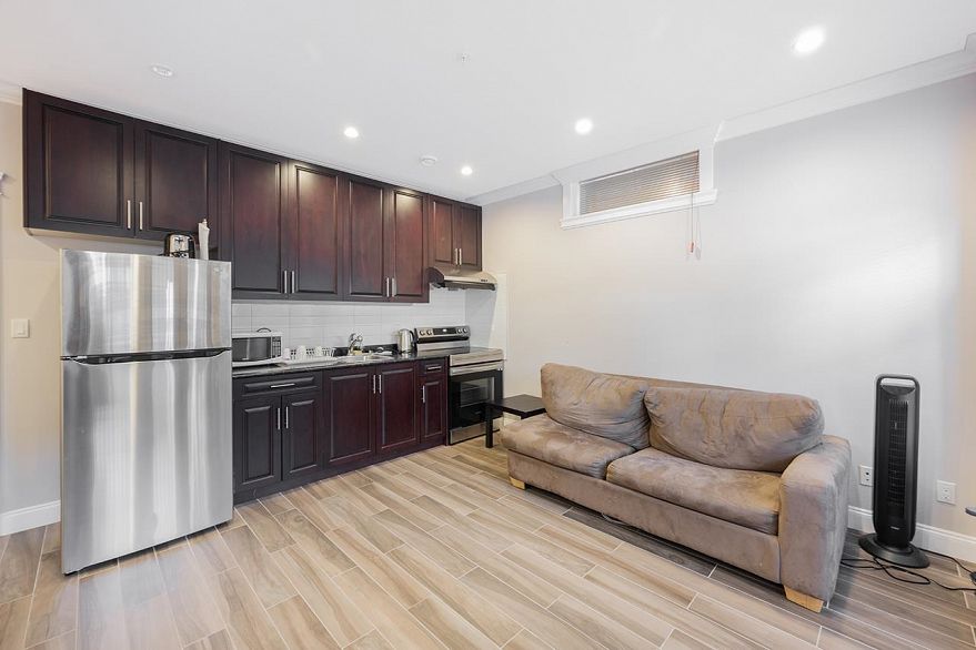 2817 Oliver Crescent