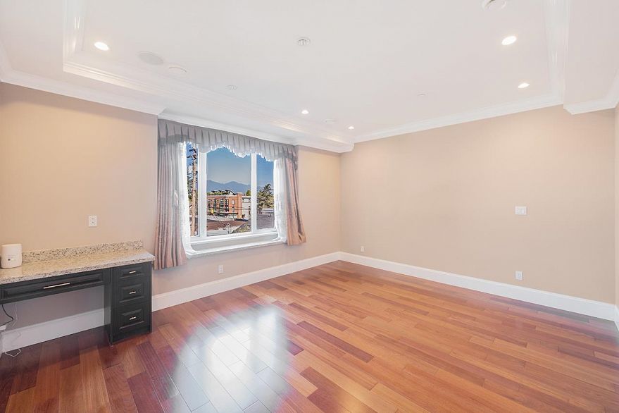 2817 Oliver Crescent