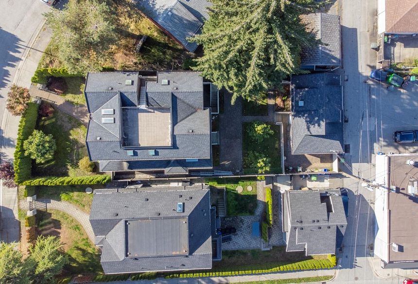 2817 Oliver Crescent