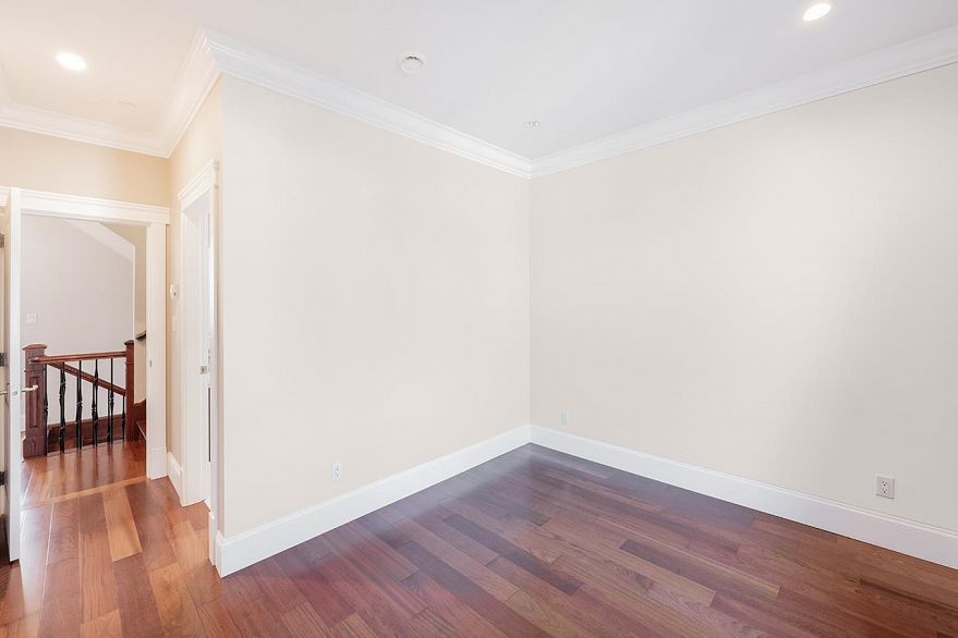 2817 Oliver Crescent