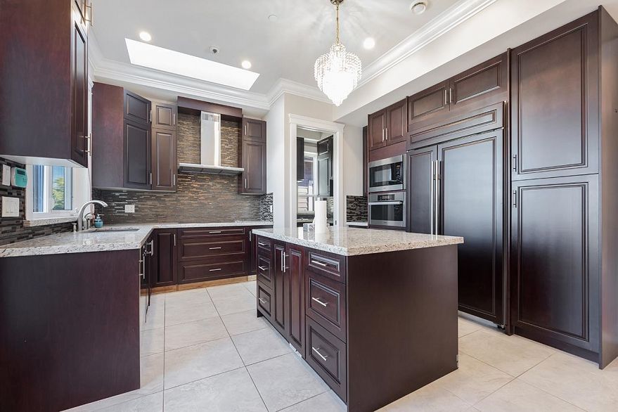 2817 Oliver Crescent