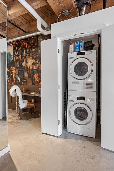 310 55 E Cordova Street