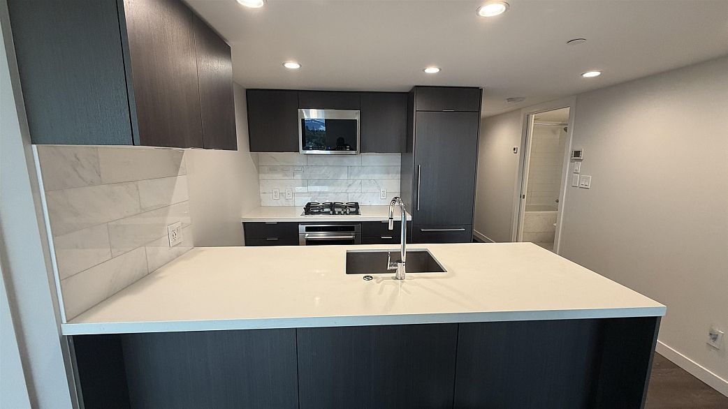 1905 8189 Cambie Street