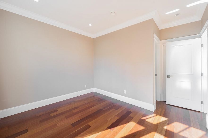 2817 Oliver Crescent