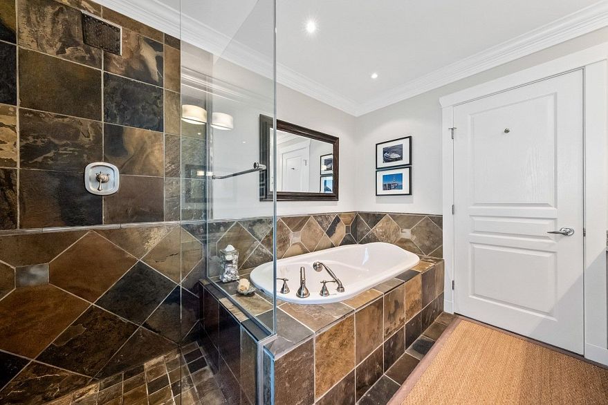 6677 Laburnum Street