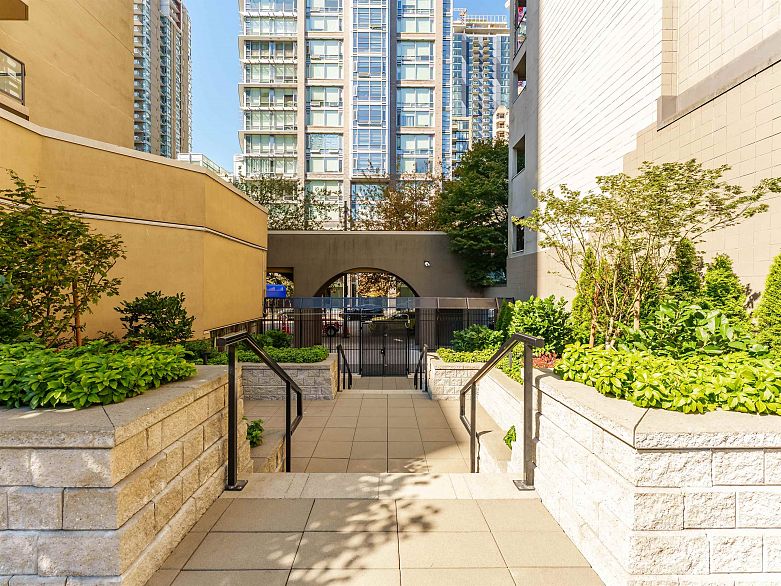 1605 789 Drake Street