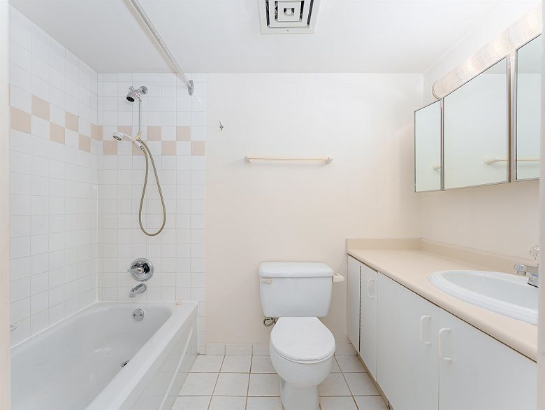 1605 789 Drake Street