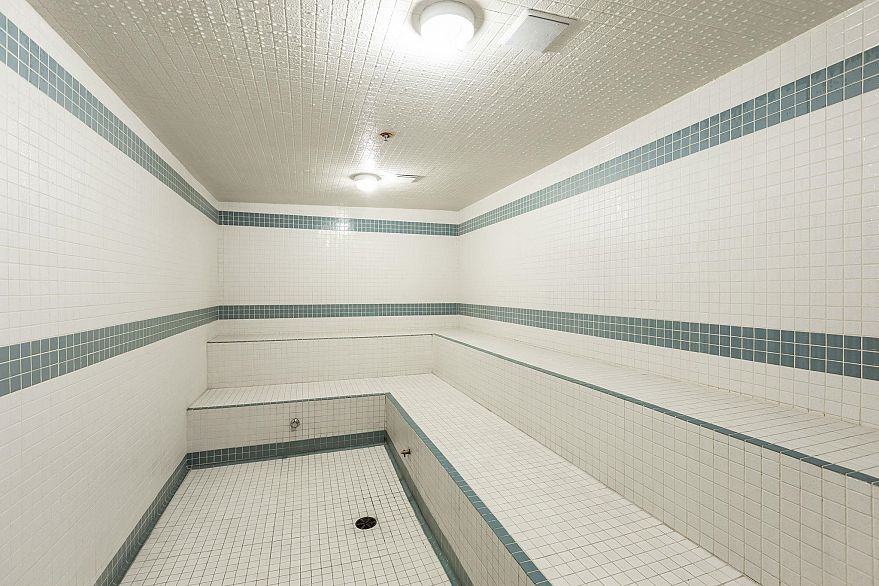 2002 989 Richards Street