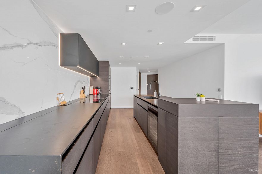 2001 620 Cardero Street