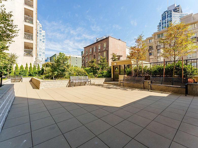 1605 789 Drake Street