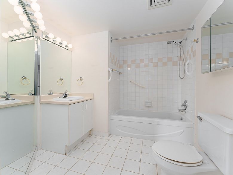 1605 789 Drake Street