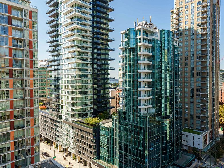 1605 789 Drake Street