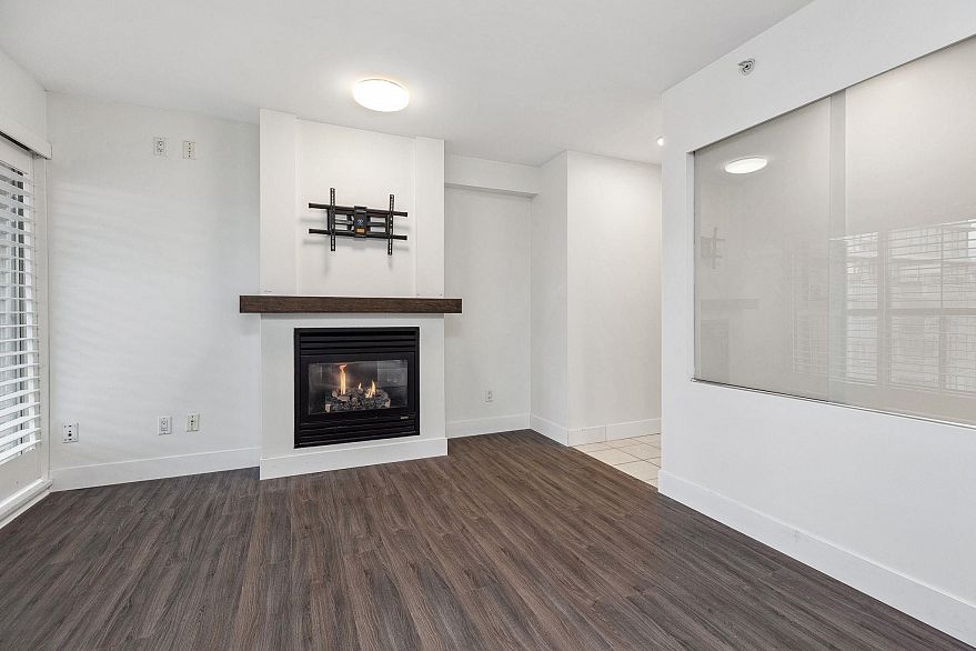 2002 989 Richards Street