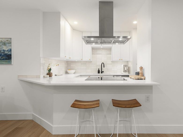 116 1890 W 6th Avenue