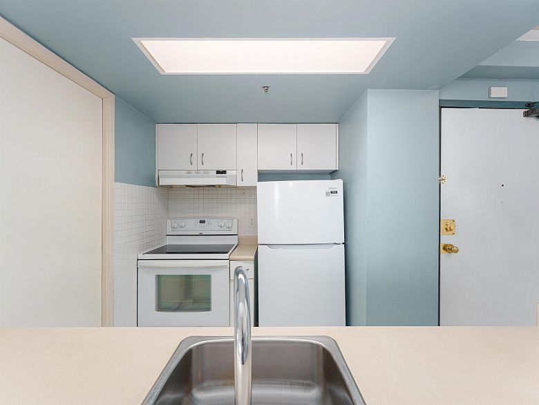 1605 789 Drake Street