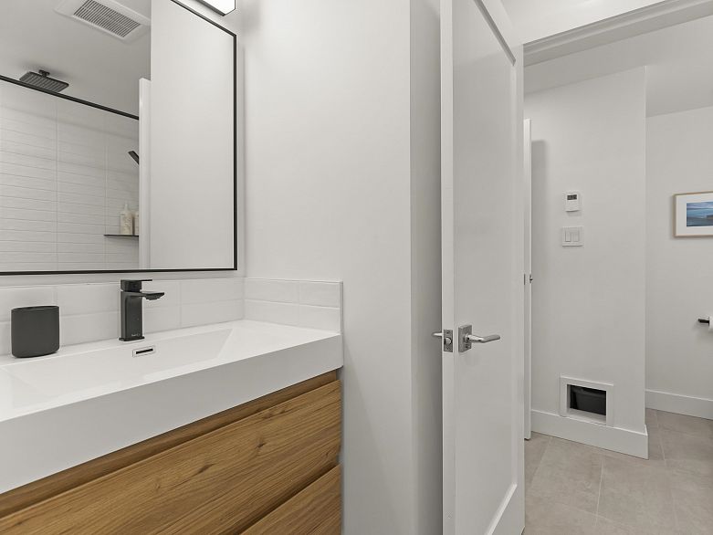 116 1890 W 6th Avenue