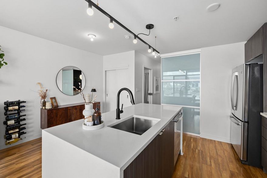 520 289 E 6th Avenue