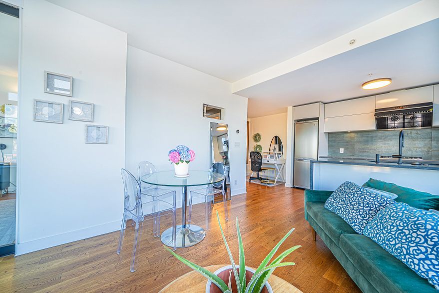 2401 108 W Cordova Street