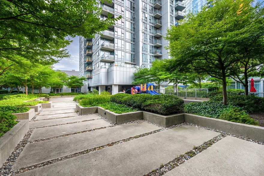 2307 668 Citadel Parade