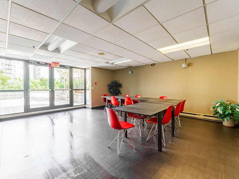 1605 789 Drake Street