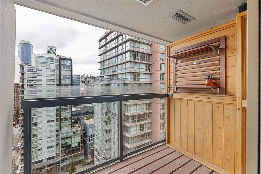 2002 989 Richards Street