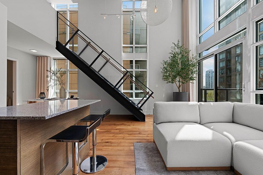 403 988 Richards Street