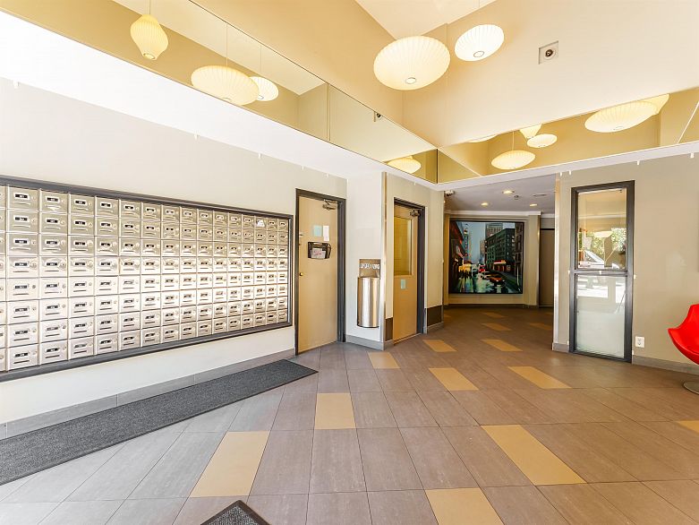 1605 789 Drake Street