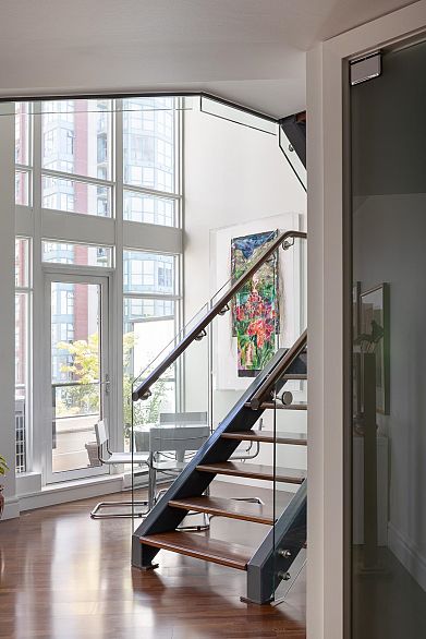 401 988 Richards Street